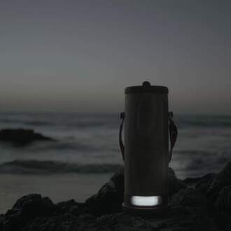 海水が電気代わりに？！ペットボトル1本分の海水で、45日間光り続けるランタン