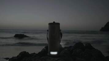 海水が電気代わりに？！ペットボトル1本分の海水で、45日間光り続けるランタンの画像（がぞう）